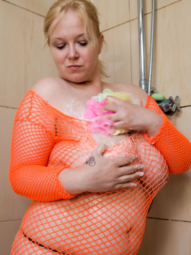 16P Amador BBW Sindy Bust ensopa seus grandes seios naturais enquanto está no chuveiro