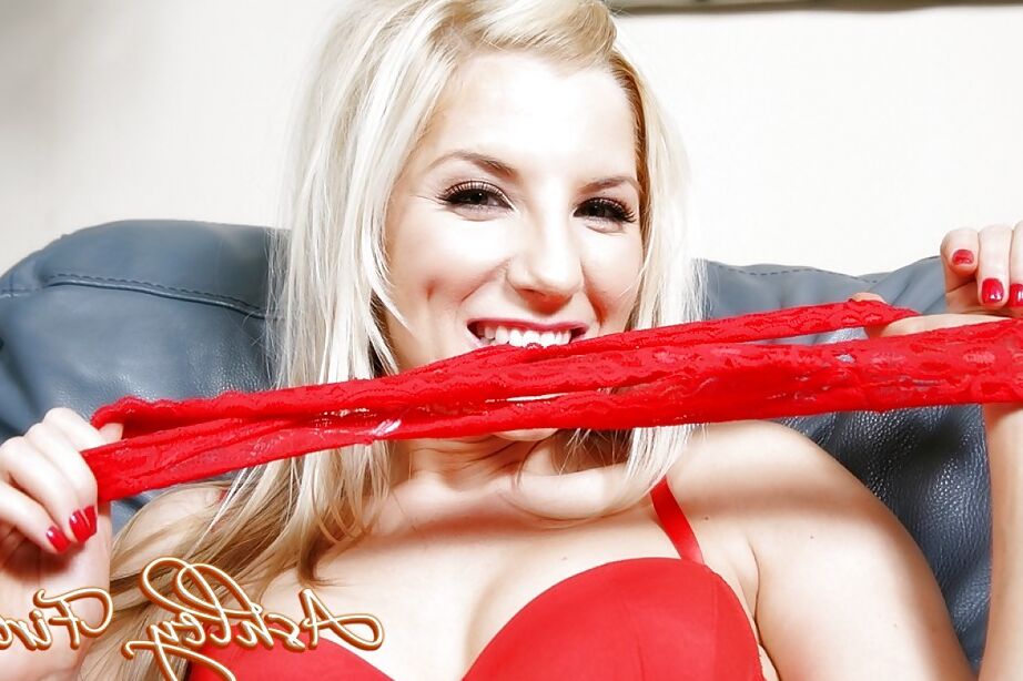 16P Loira solo gata Ashley dispara modelos no sofá em lingerie vermelha