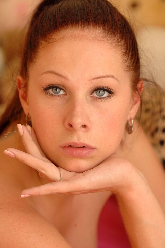 21P A doce pornstar Gianna Michaels mostra seus seios enormes e corre em público