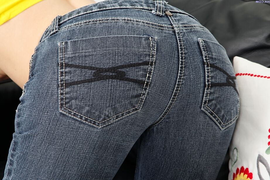 16P First timer Jessi Grey pulls down her jeans and panties for nude shots