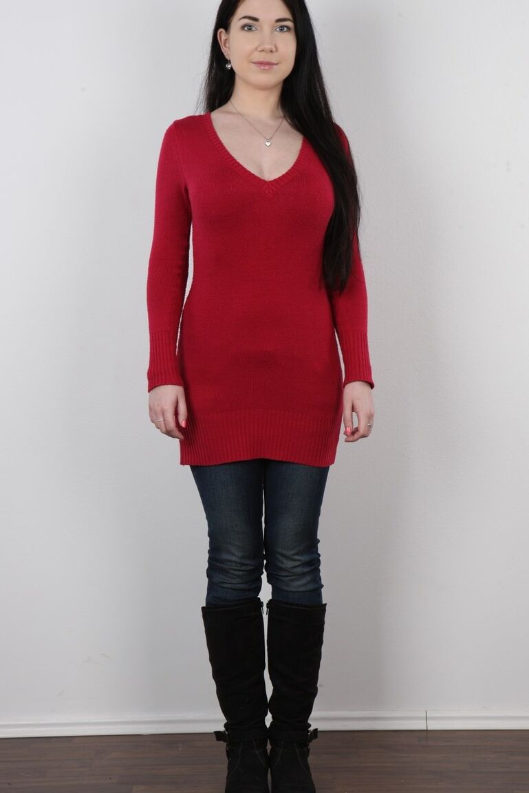20P Fresh faced Lucka peels her jeans for a naked interview photo session