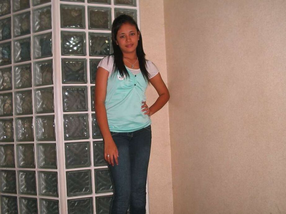 16P Joven filipina se desnuda totalmente por primera vez en acción en solitario