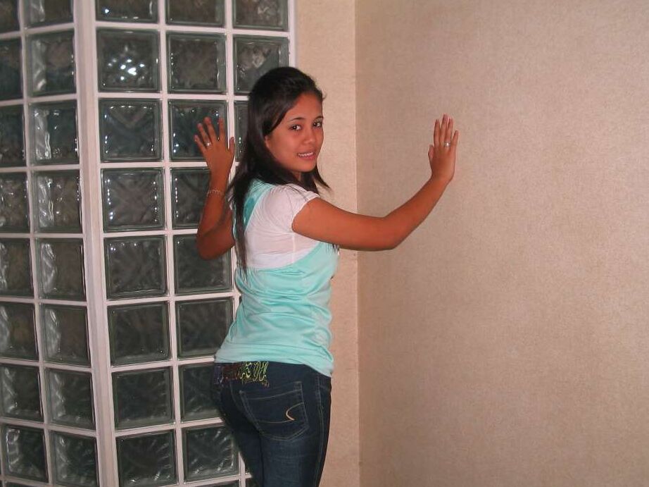 16P Joven filipina se desnuda totalmente por primera vez en acción en solitario