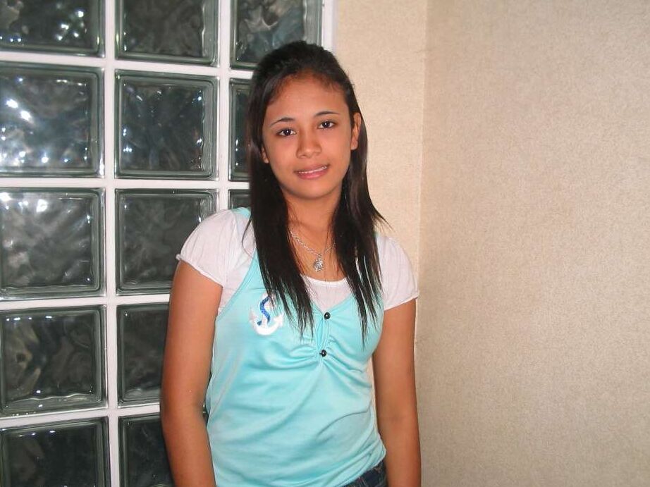 16P Joven filipina se desnuda totalmente por primera vez en acción en solitario
