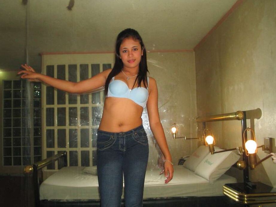 16P Joven filipina se desnuda totalmente por primera vez en acción en solitario