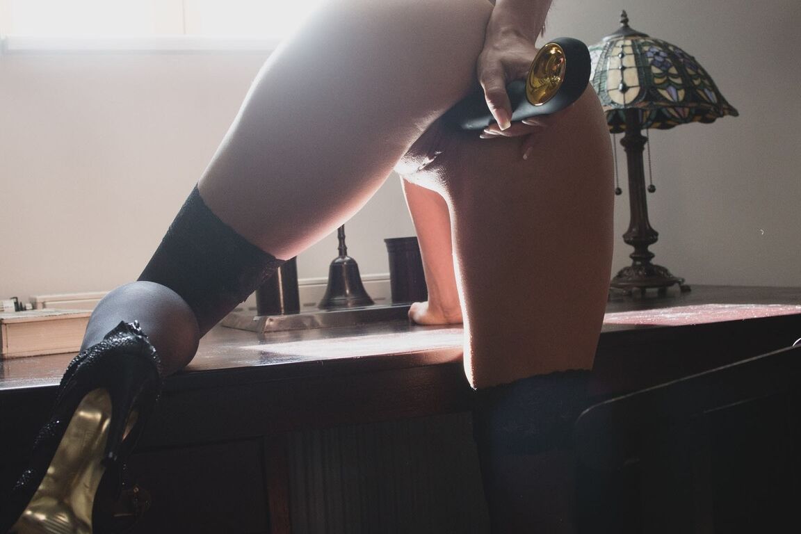 16P Gata italiana com uma bunda gostosa Rachel Evans mostra seus peitos grandes enquanto se masturba