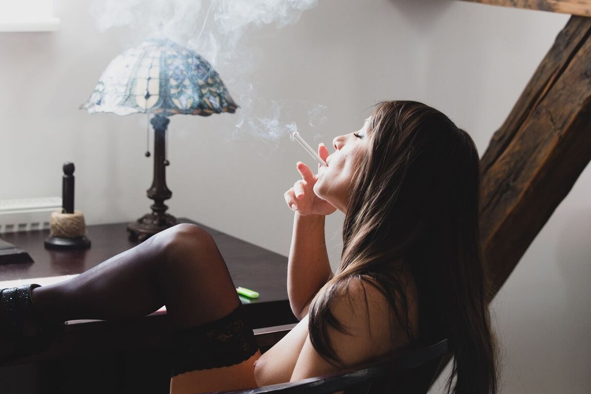 16P Gata italiana com uma bunda gostosa Rachel Evans mostra seus peitos grandes enquanto se masturba