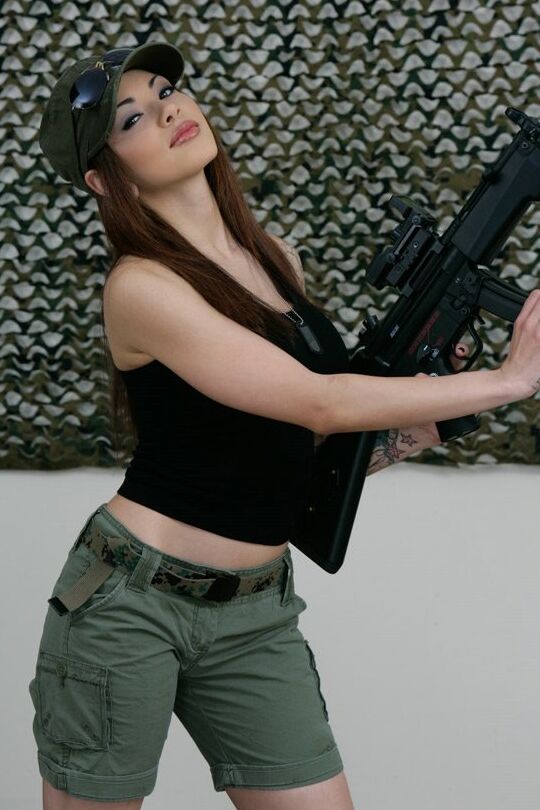 21P Sexy militar MILF Adrenalynn mostra suas falsificações