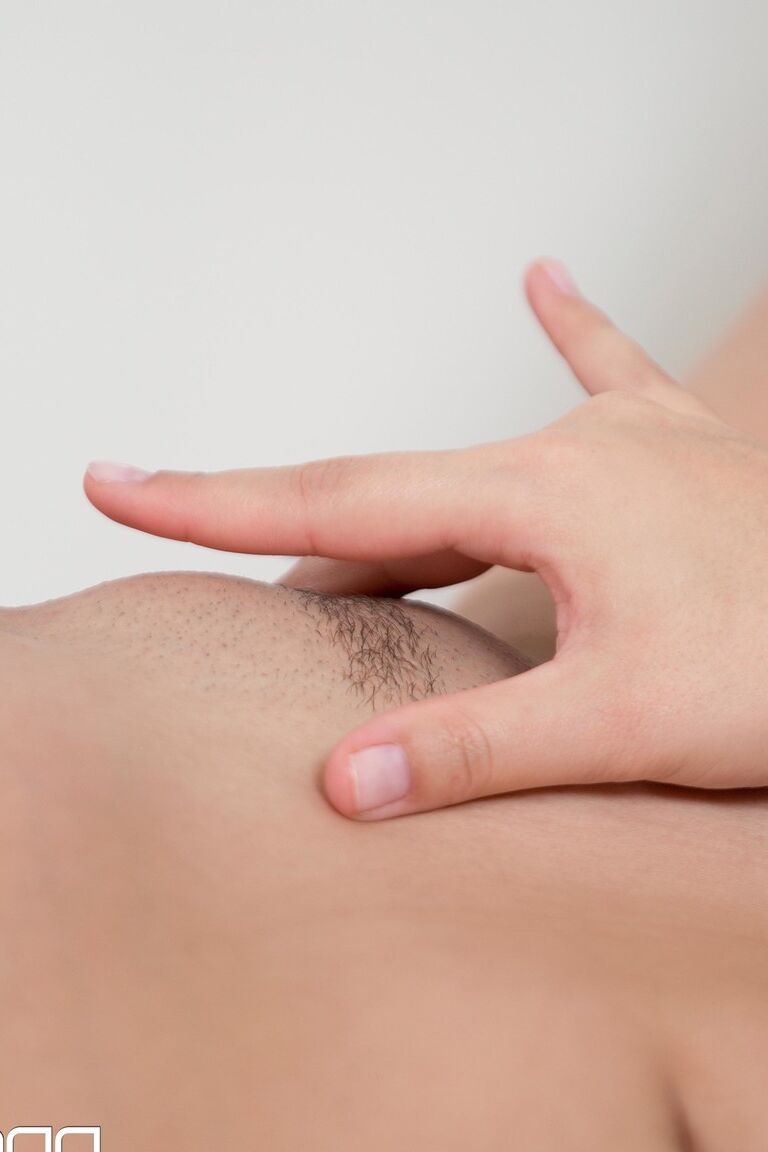 21P Zafira tetona apretando sus tetas y masturbándose en su dormitorio