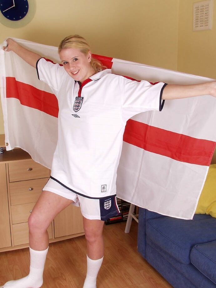 21P A jogadora de futebol inglesa Tory tira o uniforme esportivo e posa nua
