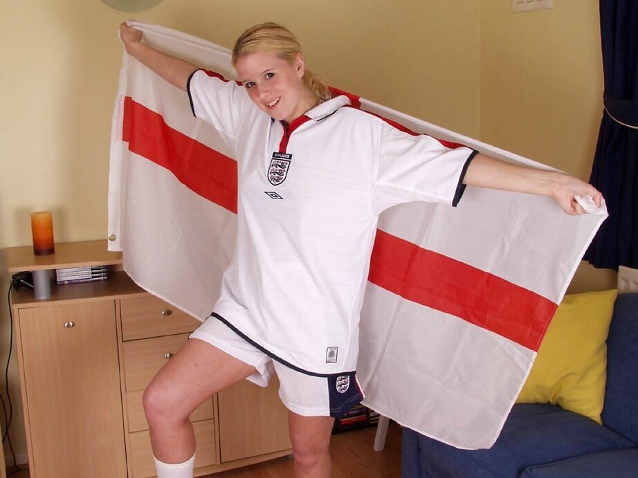21P A jogadora de futebol inglesa Tory tira o uniforme esportivo e posa nua