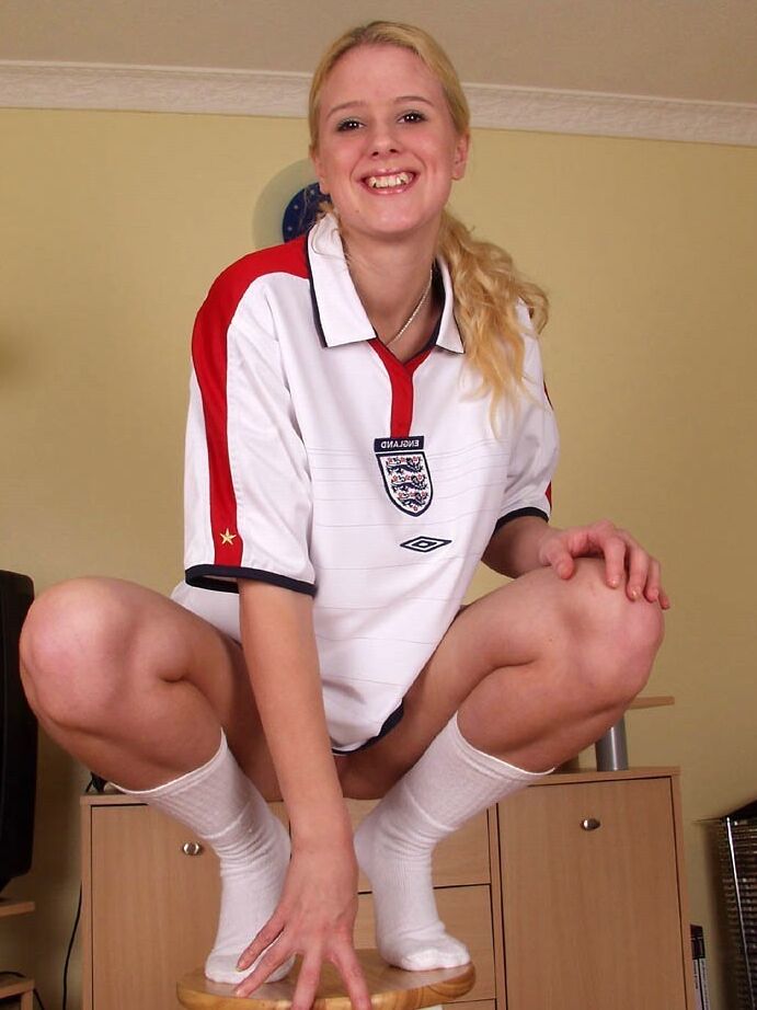 21P A jogadora de futebol inglesa Tory tira o uniforme esportivo e posa nua