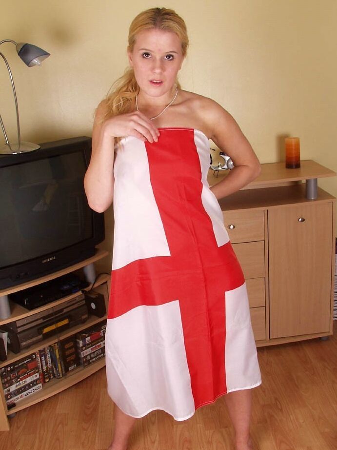 21P A jogadora de futebol inglesa Tory tira o uniforme esportivo e posa nua