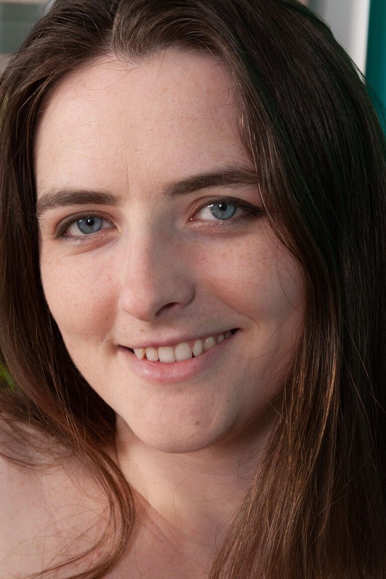 21P Amateur Hottie Snow enthüllt ihre großen Brüste und zeigt ihren haarigen Schritt