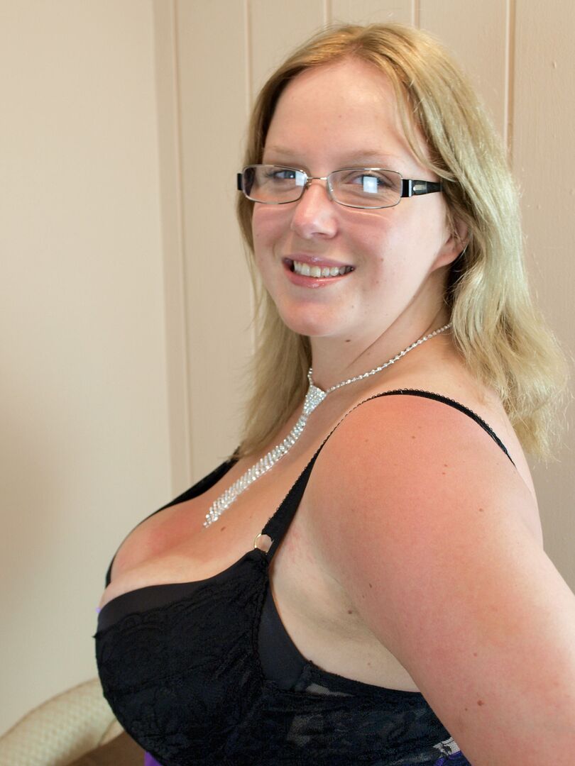 16P La amateur con sobrepeso Sindy Bust abre sus grandes tetas antes de mostrar su gran culo