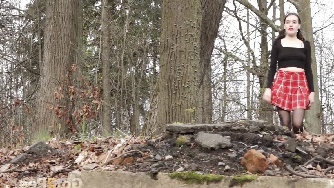 15P Clothed girl Lara hitches up her skirt to take a piss in the woods