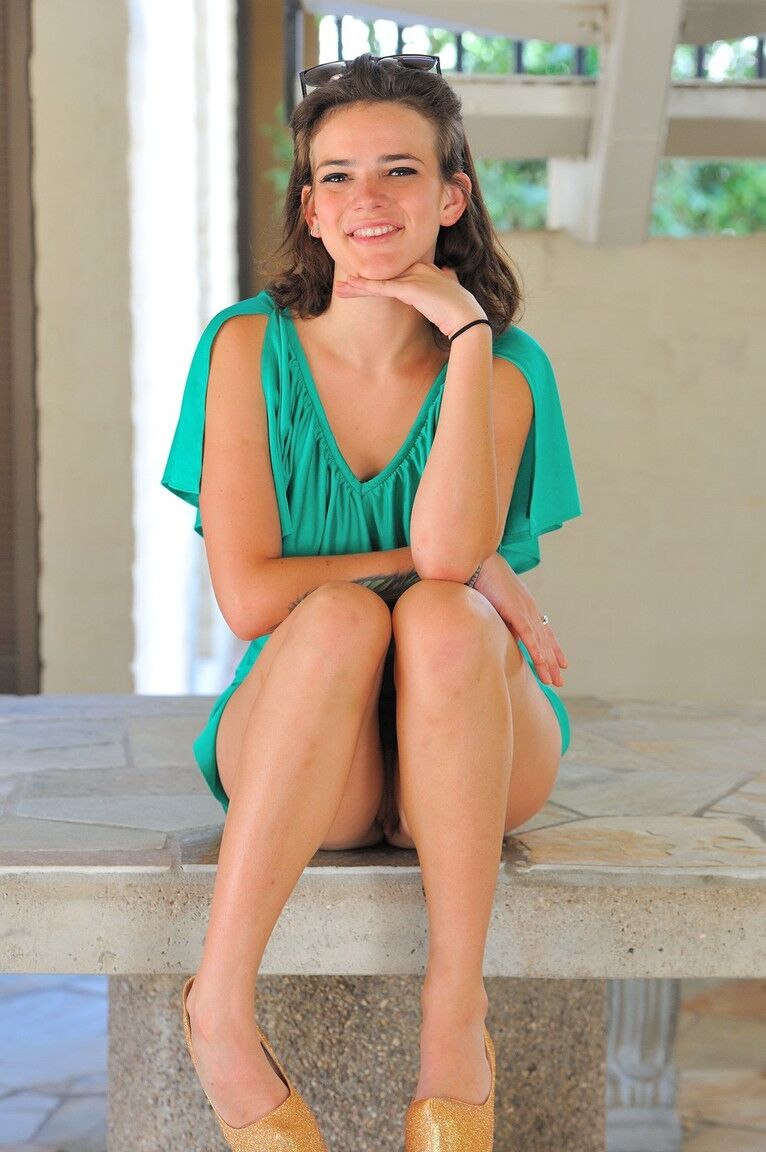 21P A adorável adolescente Gina revela sua boceta gostosa e lindos peitos pequenos ao ar livre