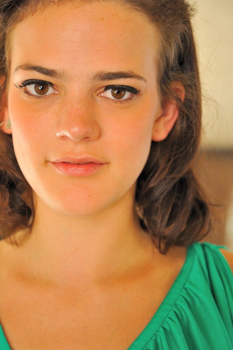 21P A adorável adolescente Gina revela sua boceta gostosa e lindos peitos pequenos ao ar livre