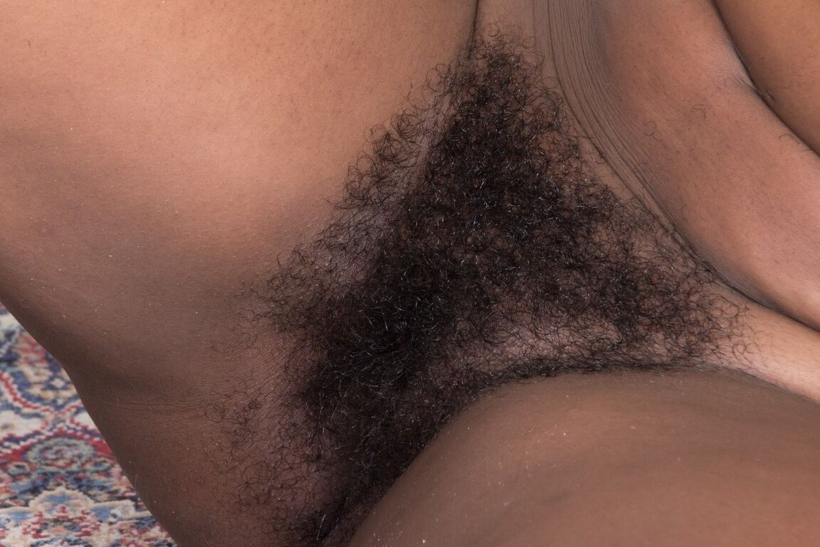 16P La caliente de ébano con grandes pezones Bobbie Rains se abre desnuda para mostrar su coño peludo