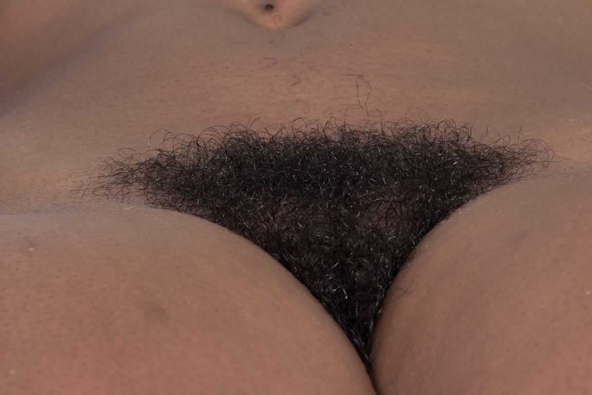 16P La caliente de ébano con grandes pezones Bobbie Rains se abre desnuda para mostrar su coño peludo