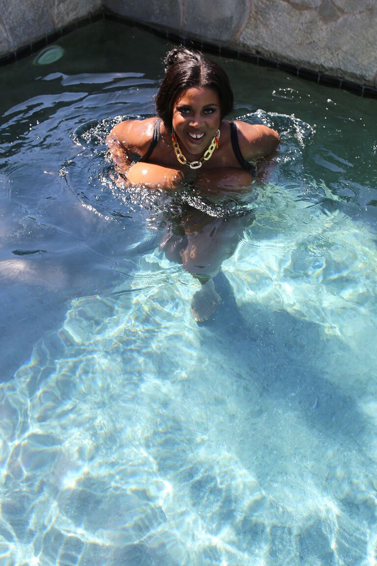 17P Rechonchuda e bem torneada gata de ébano Maserati XXX mostrando seus peitos grandes à beira da piscina