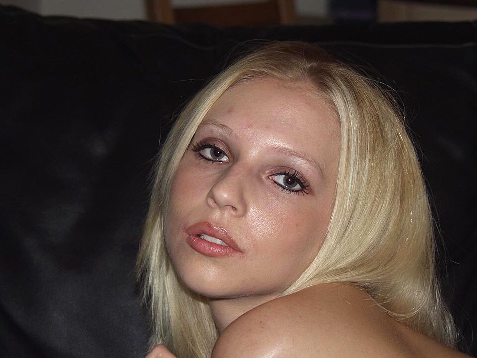 16P Die junge Blondine April spreizt bei ihrem Nacktdebüt mit den Fingern ihre rasierte Teenie-Muschi