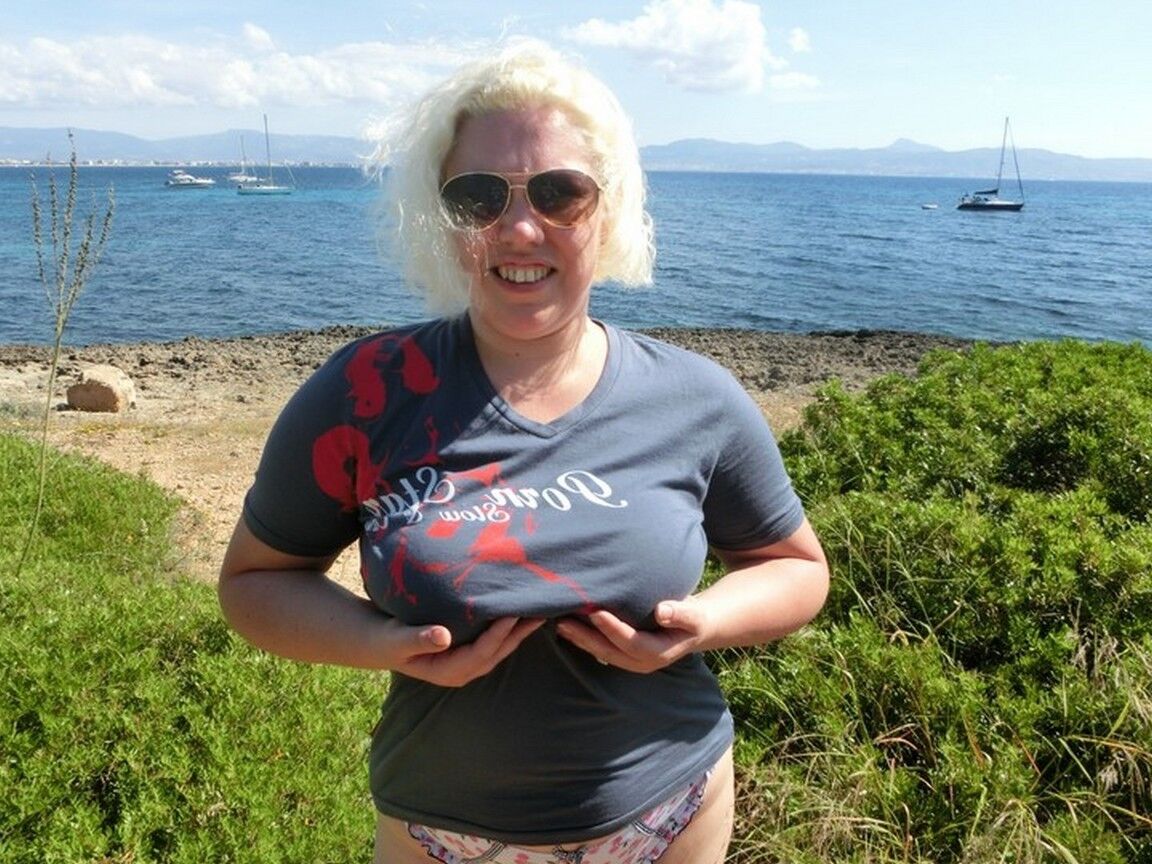 16P La mayor rubia platino Barby se desnuda para masturbarse en un lugar junto al mar