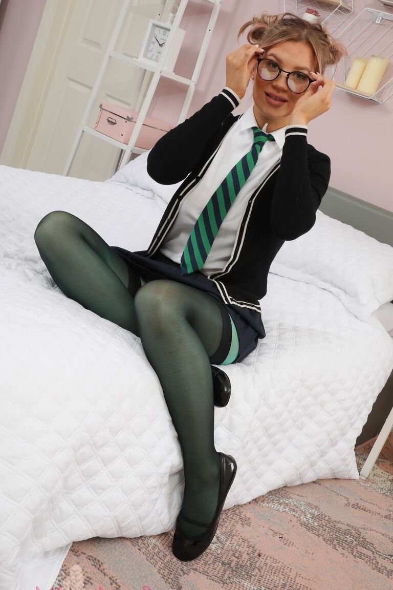 16P A linda estudante Zoey King mostra seus peitos grandes enquanto usa mangueira