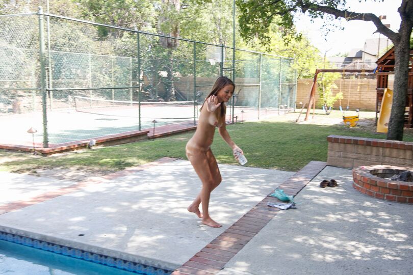 16P Amadora solo menina Karter Foxx lubrificando grandes mamas naturais ao ar livre ao lado da piscina