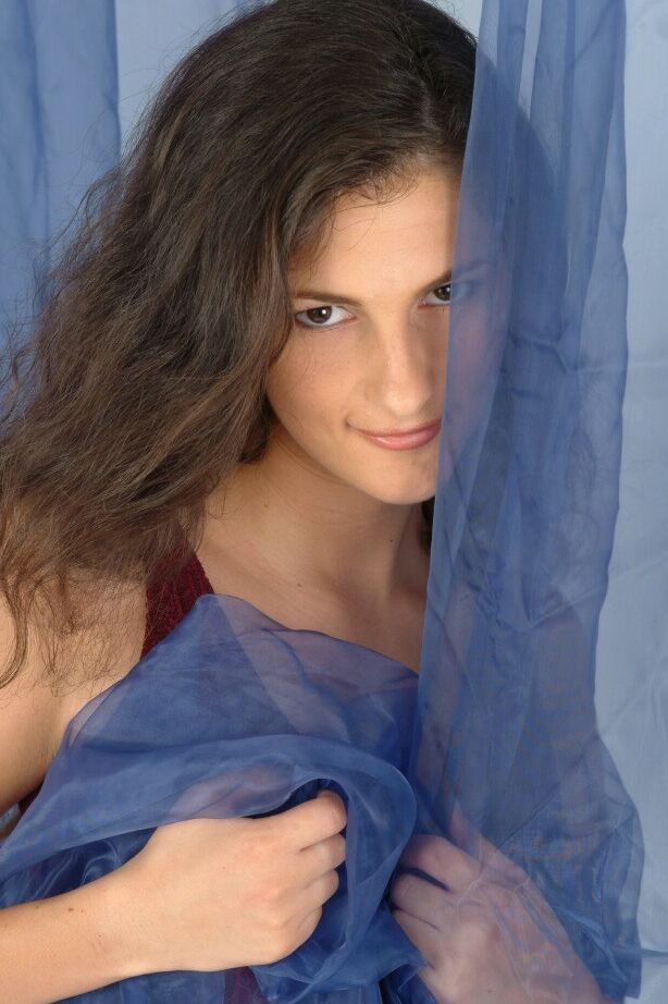 16P Une jeune amateur nommée Paulina enlève sa lingerie et montre son corps maigre.