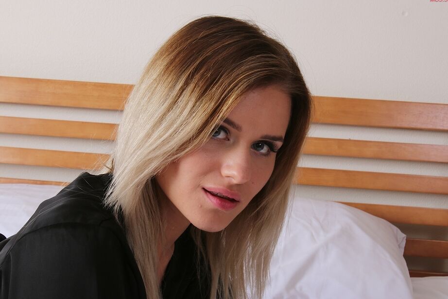 16P La deliciosa adolescente amateur Linda Ratonne se juega intensamente para llegar al orgasmo