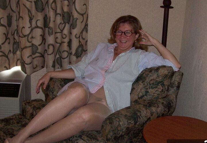 20P Thick mature woman Devlynn frees her trimmed snatch from pantyhose