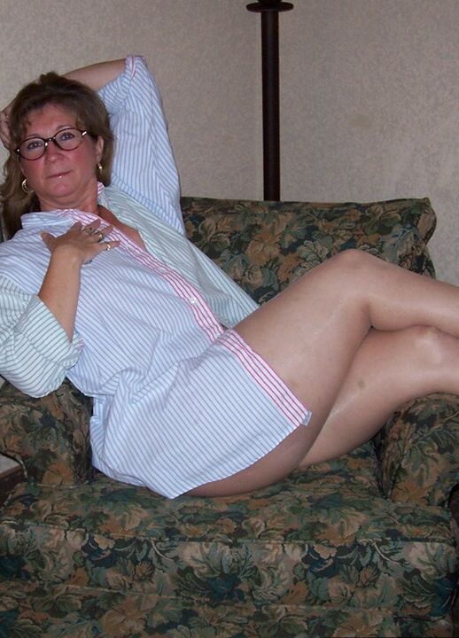 20P Thick mature woman Devlynn frees her trimmed snatch from pantyhose