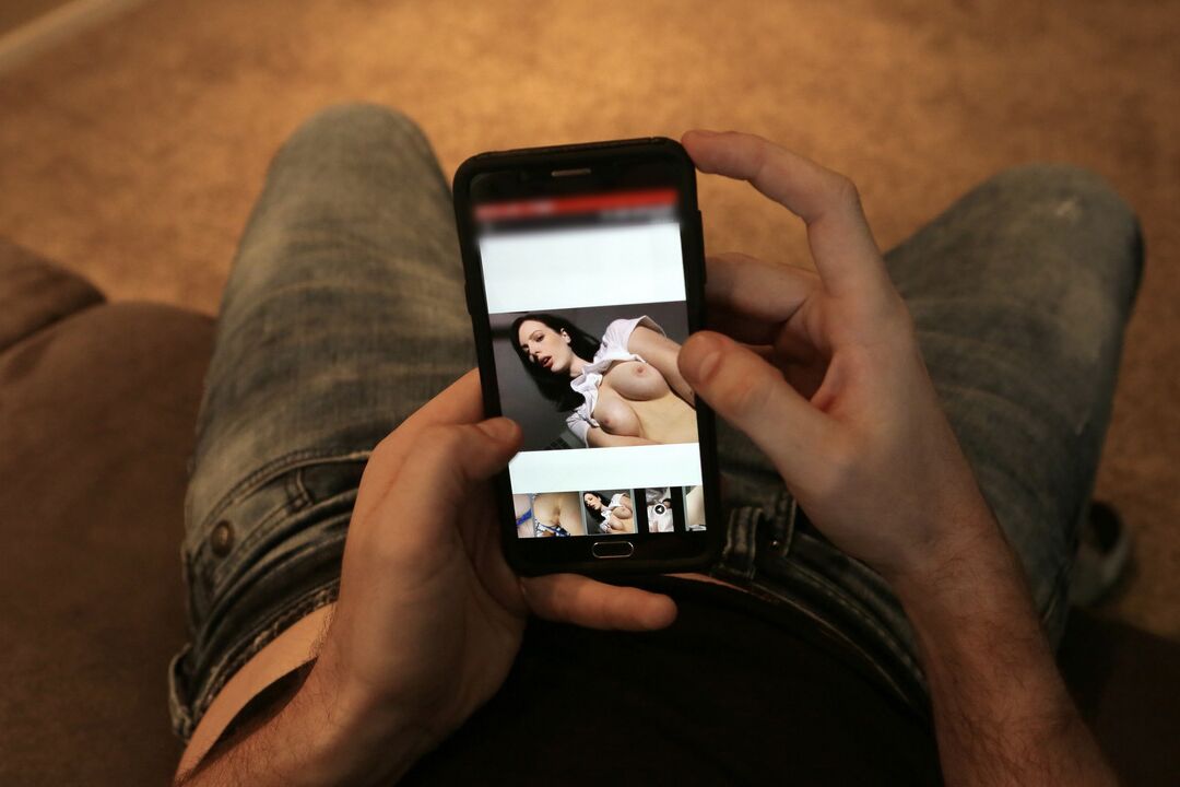 16P O amador de cabelos escuros Alex Harper envia selfies nuas para um cara antes do sexo em uma banheira