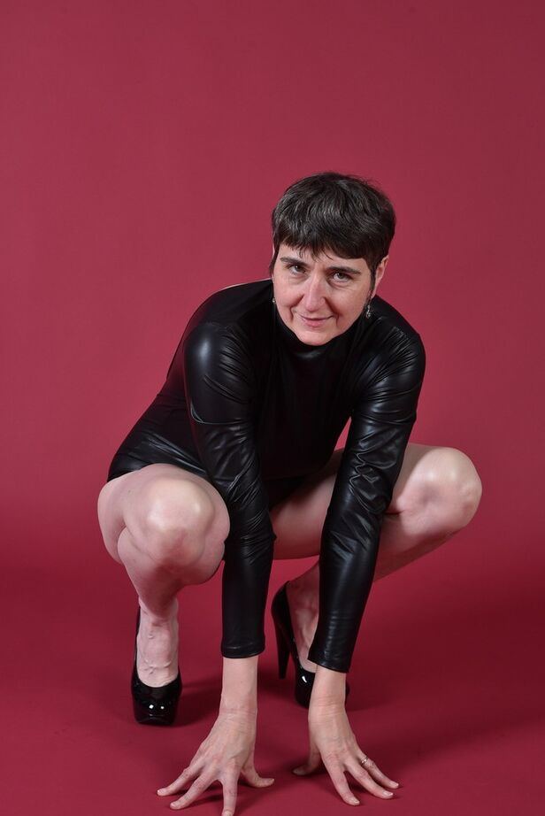 20P Short haired older brunette shows her bald pussy while modelling totally naked