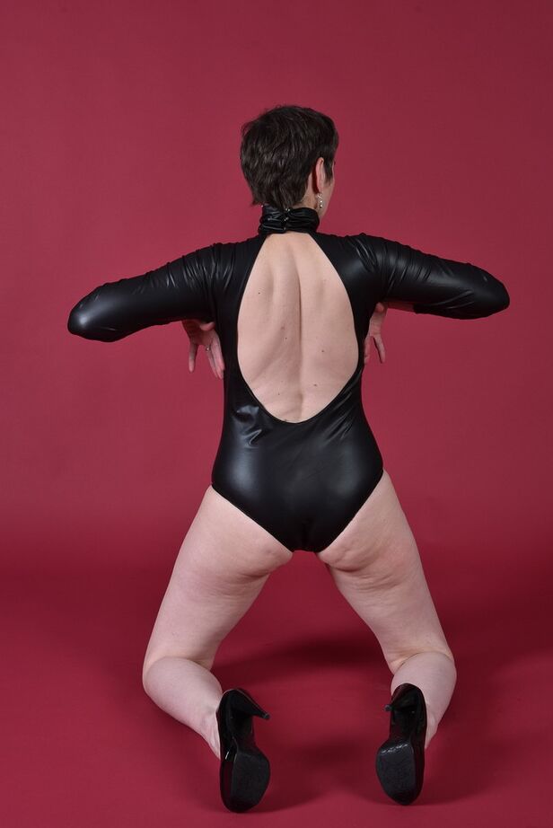 20P Short haired older brunette shows her bald pussy while modelling totally naked