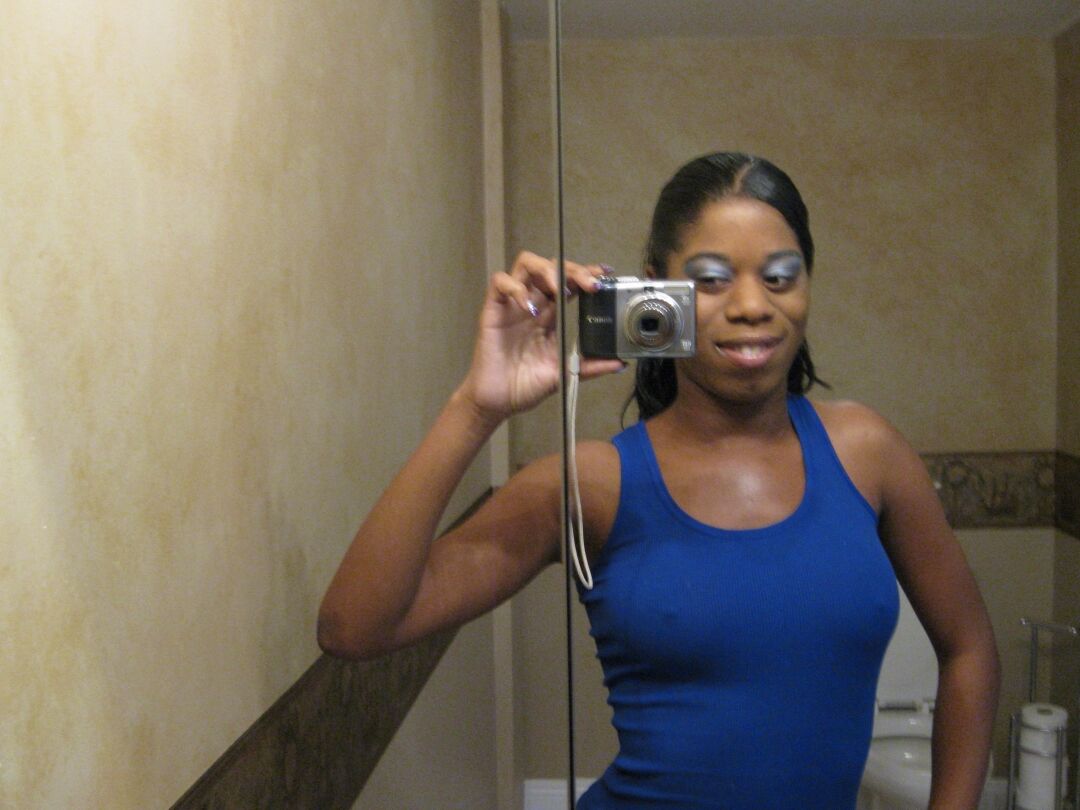15P Amateur de ébano se toma selfies desnuda en el espejo del baño durante una acción en solitario