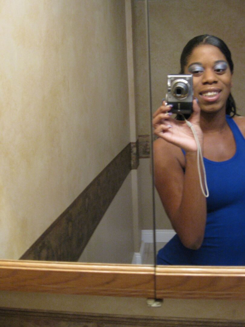 15P Amateur de ébano se toma selfies desnuda en el espejo del baño durante una acción en solitario