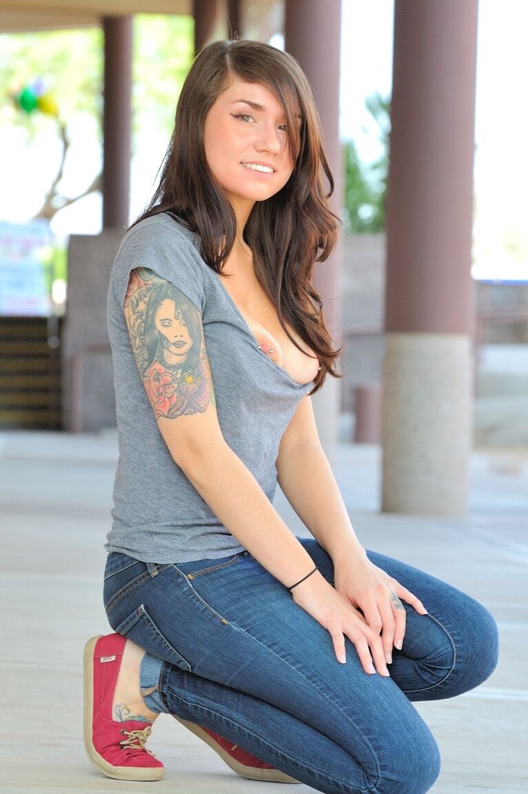 21P Gata morena com peitos incríveis Lyanna apresenta sua vulva e tatuagens