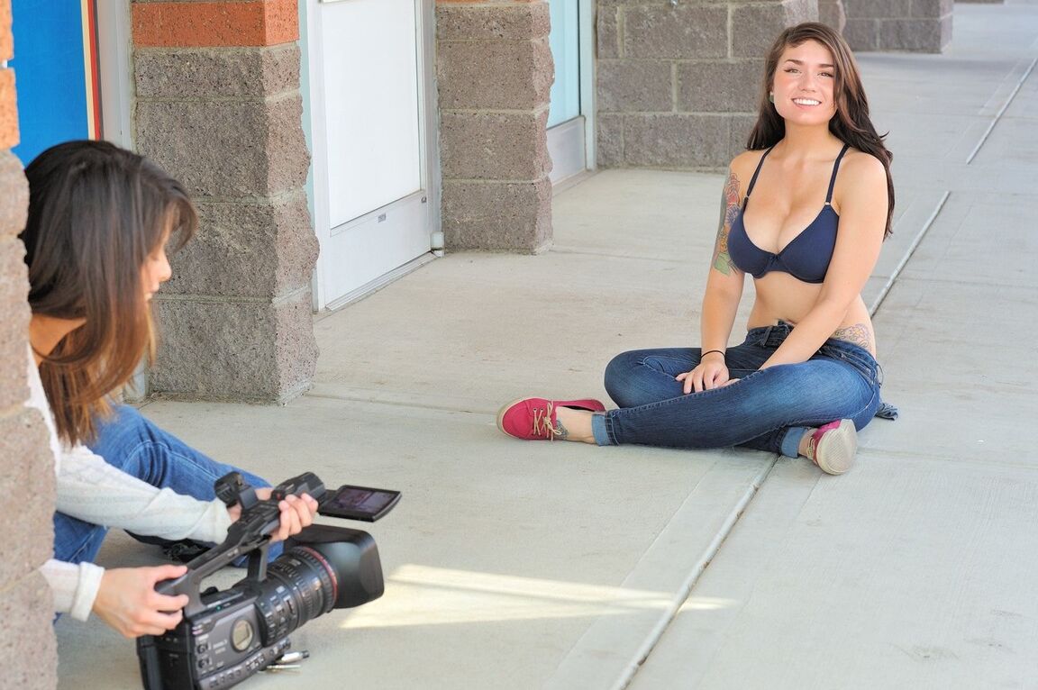 21P Gata morena com peitos incríveis Lyanna apresenta sua vulva e tatuagens