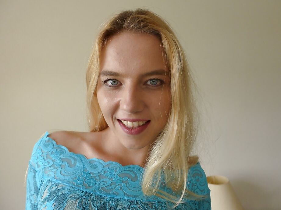 16P MILF européenne amateur Ivey Passion révélant ses petits seins et sa chatte rasée