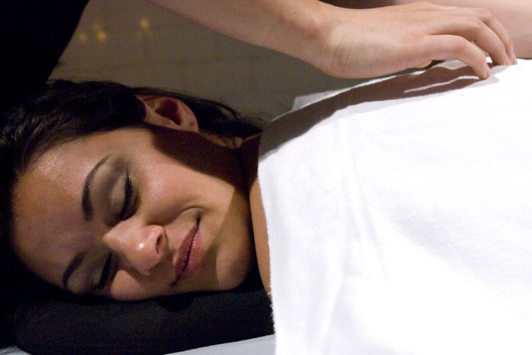 21P Latina Charley Chase recebe uma massagem em seus peitos grandes e corpo antes de se masturbar