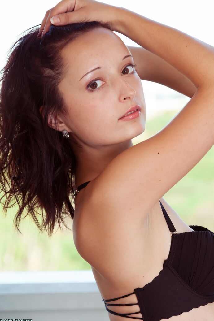 20P La delgada adolescente Arina se quita un sexy bikini para una sesión de modelaje desnuda