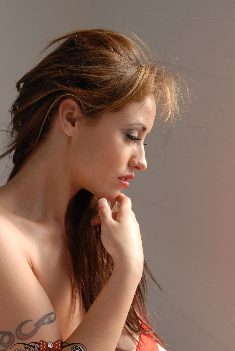 21P La pechugona estrella porno Eva Notty hace alarde de sus monstruosos pechos y su culo redondo