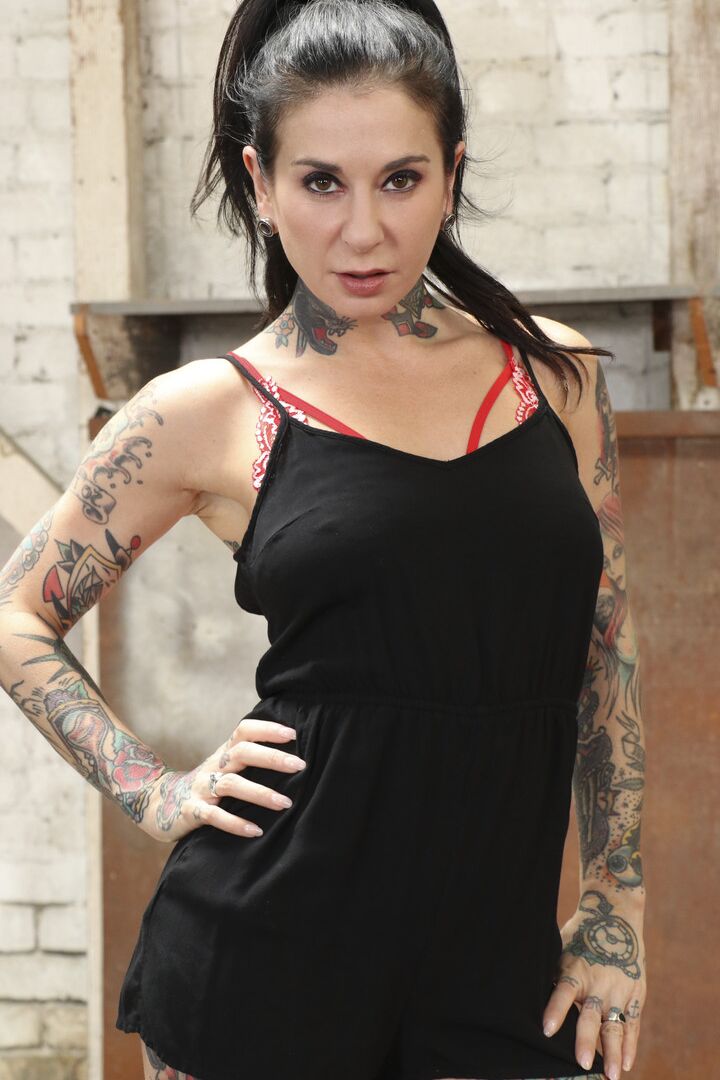 Die 20P Dirty MILFs Joanna Angel und Luna Star fausten und spielen sich gegenseitig in den Liebeslöchern