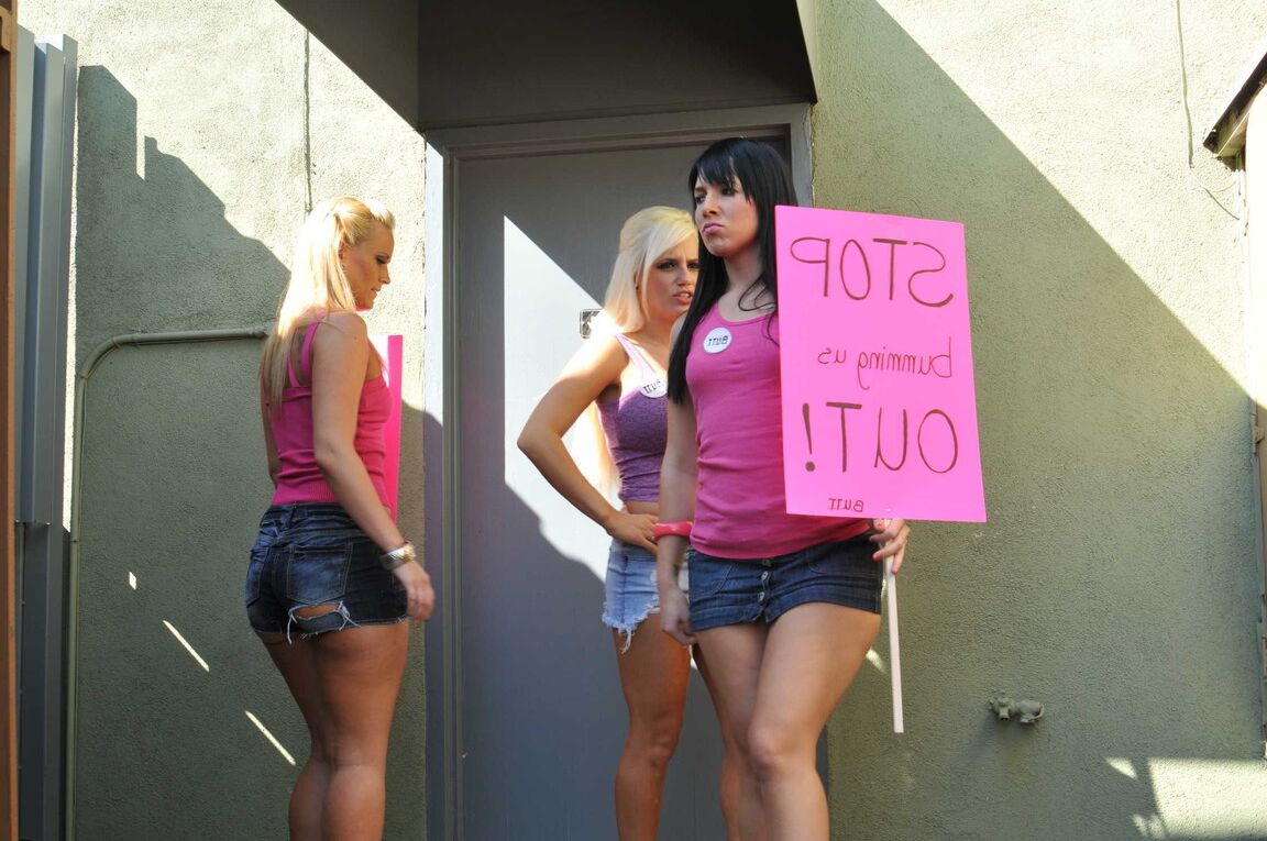 21P La caliente Briella Bounce hace una buena mamada antes del sexo anal en la oficina