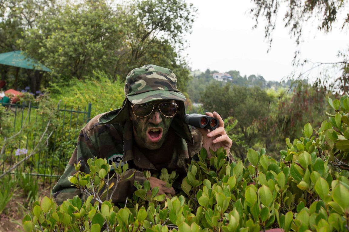 21P La brune Casey Calvert se fait enculer par un soldat sur la balançoire