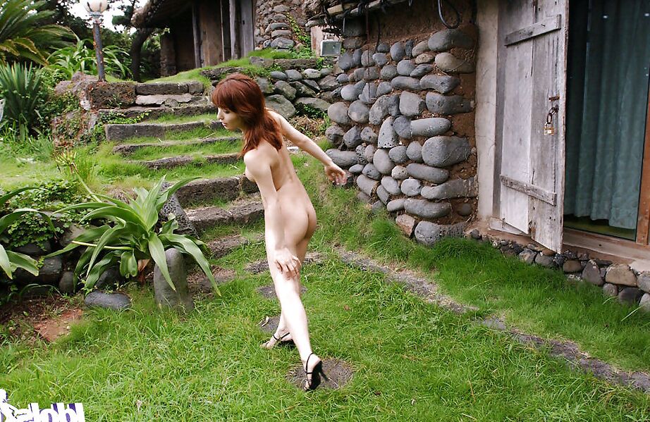 16P Pequena garota asiática com peitos bonitos An Nanba posando nua ao ar livre