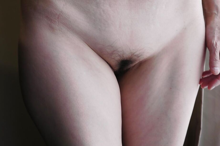 16P La tímida asiática MILF Takako Numai le gusta que la filmen desnuda ante la cámara