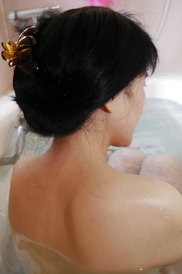 16P La tímida asiática MILF Takako Numai le gusta que la filmen desnuda ante la cámara